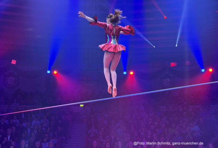 Lilla Csepreg auf der Slackline als  &bdquo;Playground&ldquo; (&copy;Foto: Martin Schmitz)  